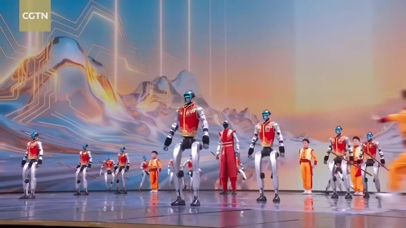 Nhân viên Unitree Robotics giao lưu với các võ sĩ tại Gala Tết Nguyên đán 2026 của Đài truyền hình Trung Quốc CCTV.