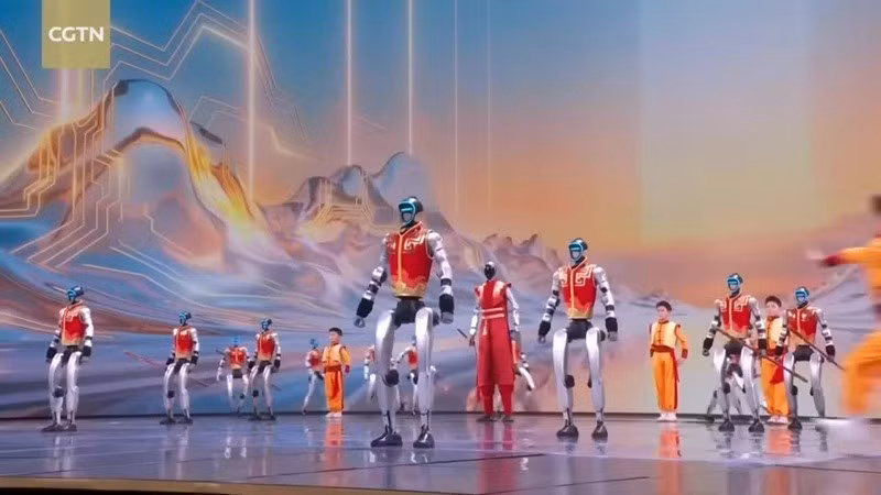 Nhân viên Unitree Robotics giao lưu với các võ sĩ tại Gala Tết Nguyên đán 2026 của Đài truyền hình Trung Quốc CCTV.