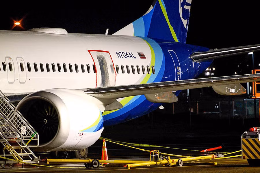 Tấm nhựa phủ lên một vùng thân máy bay Boeing 737 MAX 9 của Alaska Airlines bên ngoài nhà chứa máy bay tại Sân bay Quốc tế Portland ở Portland, Oregon.