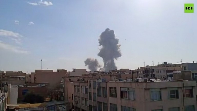 Hai cột khói lớn bốc lên trên các tòa nhà ở thủ đô Iran sau cuộc tấn công của Israel, ngày 28/2/2026.