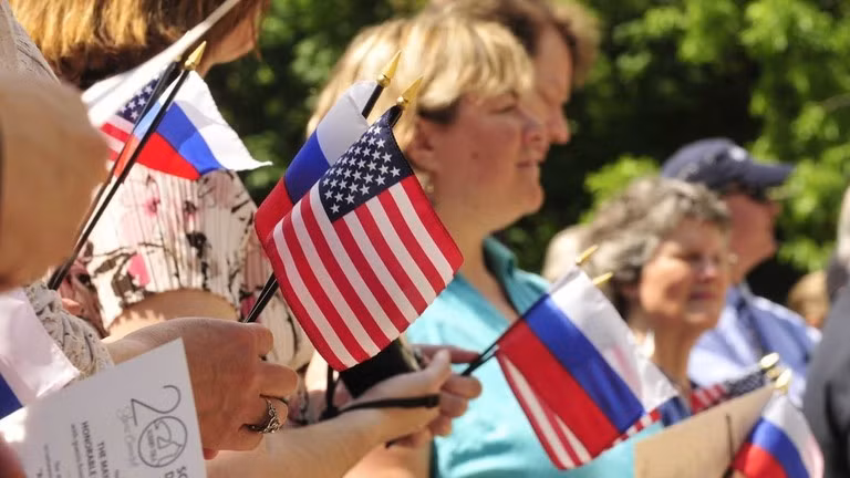 Thăm dò mới cho biết người Mỹ chia đều quan điểm về việc liệu Nga có phải là “quốc gia thù địch” của Mỹ hay không.