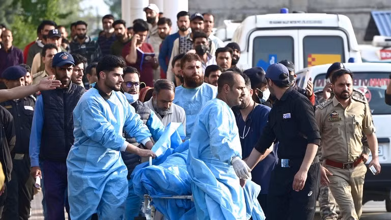 Nhân viên y tế đưa một du khách bị thương đến bệnh viện trong vụ tấn công khủng bố ở Kashmir, Ấn Độ, ngày 22/4/2025.
