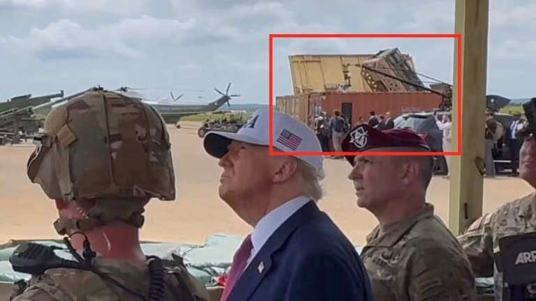 Bệ phóng bí ẩn được đặt trong container vận chuyển được giới thiệu với Tổng thống Mỹ Donald Trump tại căn cứ Fort Bragg ở Bắc Carolina, ngày 10/6/2025.