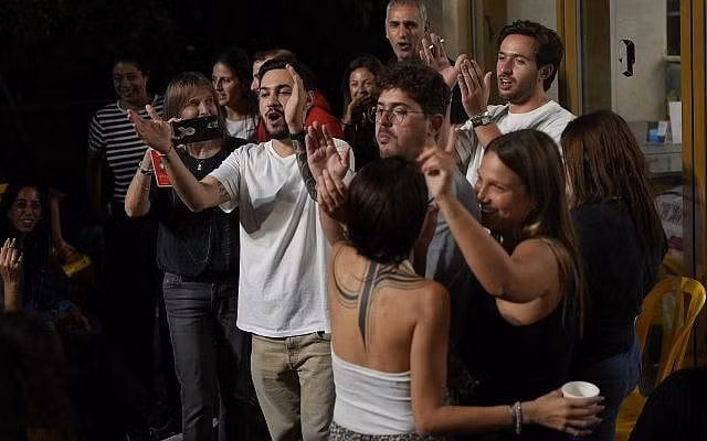 Người dân Palestine ăn mừng tại Khan Younis sau tin tức về thỏa thuận ngừng bắn và giải cứu con tin ở Gaza, ngày 9/10/2025. 