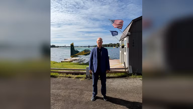 Đặc phái viên tổng thống Nga, Kirill Dmitriev, đăng bức ảnh chụp ông trên đất Mỹ ngay sau khi hạ cánh xuống Alaska vào ngày 14/8/2025.