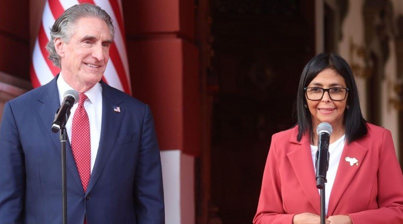 Bộ trưởng Nội vụ Mỹ Doug Burgum (trái) và Tổng thống lâm thời Venezuela Delcy Rodriguez tại Cung điện Tổng thống Miraflores ở Caracas, ngày 4/3/2026.