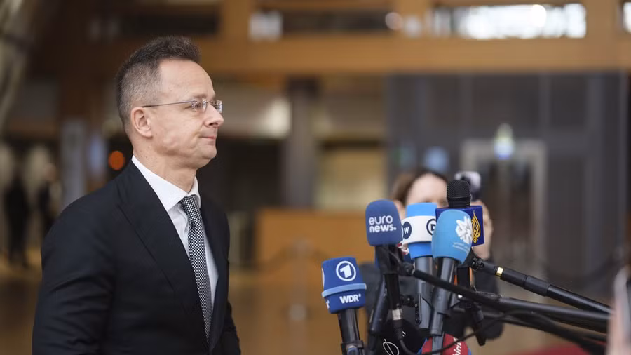 Ngoại trưởng Hungary Peter Szijjarto phát biểu trước giới truyền thông tại Brussels, Bỉ, ngày 23/2/2026.