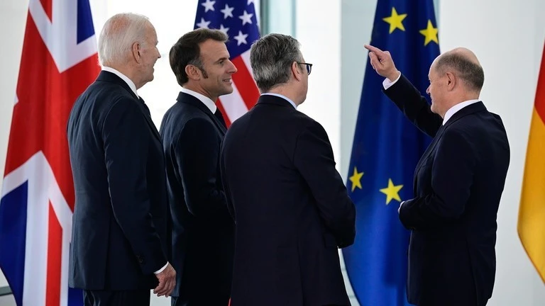 Thủ tướng Đức Olaf Scholz (phải), Tổng thống Mỹ Joe Biden (trái), Tổng thống Pháp Emmanuel Macron (thứ 2 từ trái sang) và Thủ tướng Anh Keir Starmer.