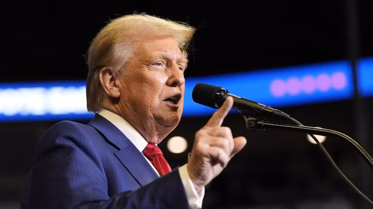 Ứng cử viên tổng thống đảng Cộng hòa Donald Trump phát biểu tại một cuộc vận động tranh cử tại Trung tâm Bryce Jordan, tiểu bang Pennsylvania, ngày 26/10/2024.