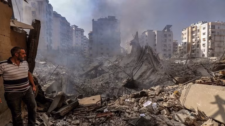 Hậu quả của một cuộc không kích của Israel ở vùng ngoại ô phía nam Beirut.