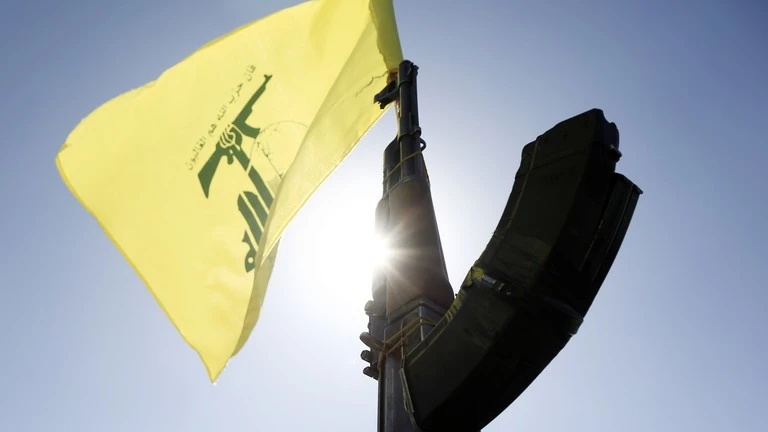 Một người ủng hộ Hezbollah cầm khẩu súng trường có cờ của tổ chức này trong một cuộc biểu tình ở Sanaa, Yemen, ngày 4/10/2024