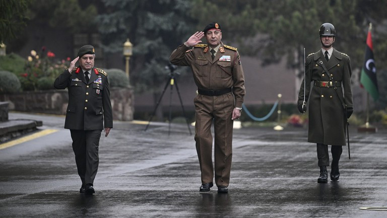 Tổng Tham mưu trưởng quân đội Libya, tướng Muhammad Ali Al-Haddad (giữa), tại Trụ sở Bộ Tổng Tham mưu ở Ankara, Thổ Nhĩ Kỳ, ngày 23/12/2025.