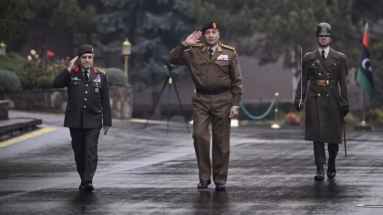 Tổng Tham mưu trưởng quân đội Libya, tướng Muhammad Ali Al-Haddad (giữa), tại Trụ sở Bộ Tổng Tham mưu ở Ankara, Thổ Nhĩ Kỳ, ngày 23/12/2025.