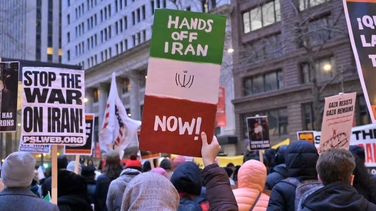 Người biểu tình tập trung ở thành phố Chicago, bang Illinois, để phản đối chiến dịch quân sự chung của Mỹ và Israel nhằm vào Iran.