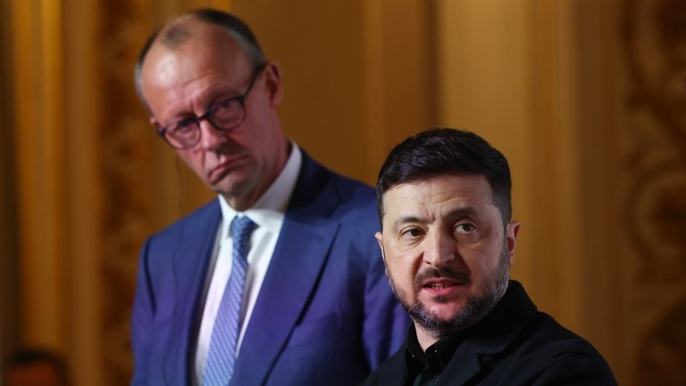 Thủ tướng Đức Friedrich Merz (trái) và Tổng thống Ukraine Vladimir Zelensky.