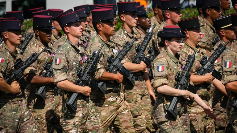 Binh sĩ quân đội Pháp.