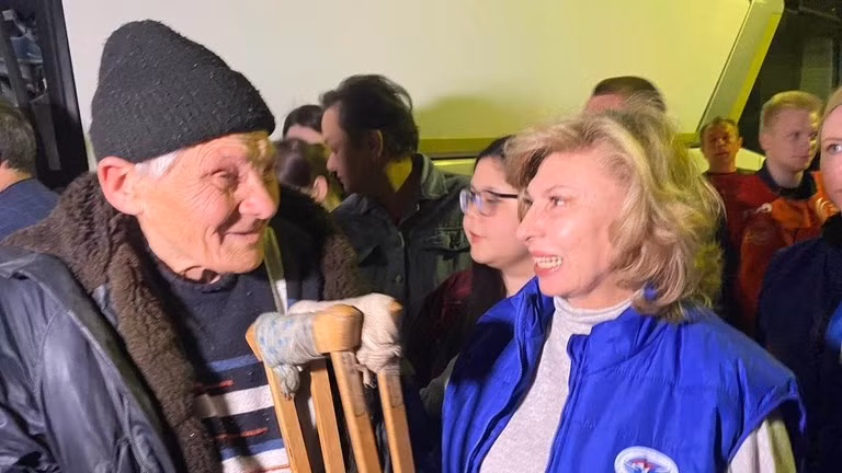 Ủy viên Nhân quyền Nga, Tatyana Moskalkova, chào đón những người dân thường được giải thoát khỏi sự giam cầm của Ukraine, ngày 23/5/2025.