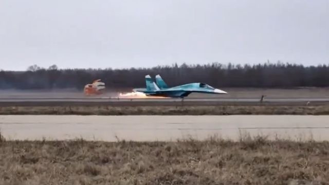 Chiến đấu cơ Su-34 Nga gây sốc khi hạ cánh bằng bụng.