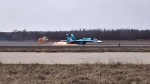 Chiến đấu cơ Su-34 Nga gây sốc khi hạ cánh bằng bụng.