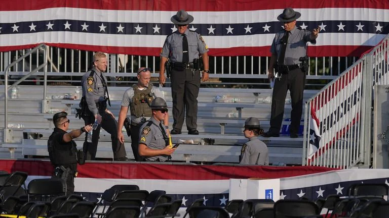 Các nhân viên thực thi pháp luật điều tra hiện trường sau vụ ám sát hụt cựu Tổng thống Donald Trump, ngày 13/7/2024