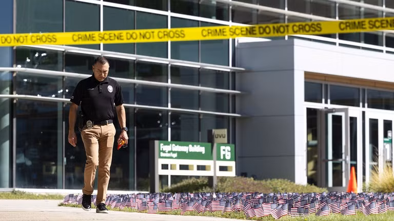 Một cảnh sát bước ra khỏi tòa nhà tại Đại học Utah Valley sau vụ nổ súng giết chết nhà hoạt động chính trị Charlie Kirk hôm 10/9/2025.