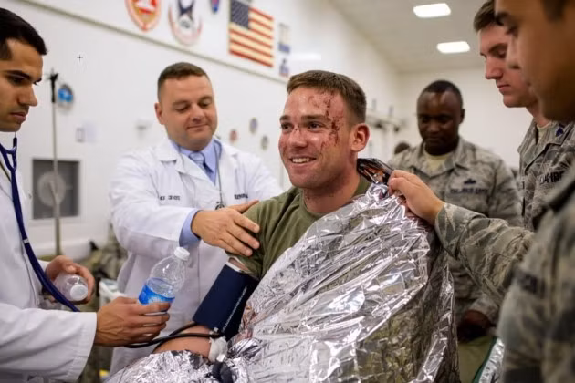 Phi công Mỹ lái F-15E gặp nạn được giải cứu khỏi Iran đang được các bác sĩ quân y chăm sóc.