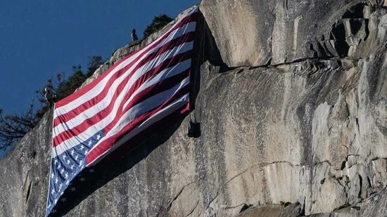 Lá cờ Mỹ được nhìn thấy treo ngược tại Công viên quốc gia Yosemite, California, vào ngày 22/2/2025.