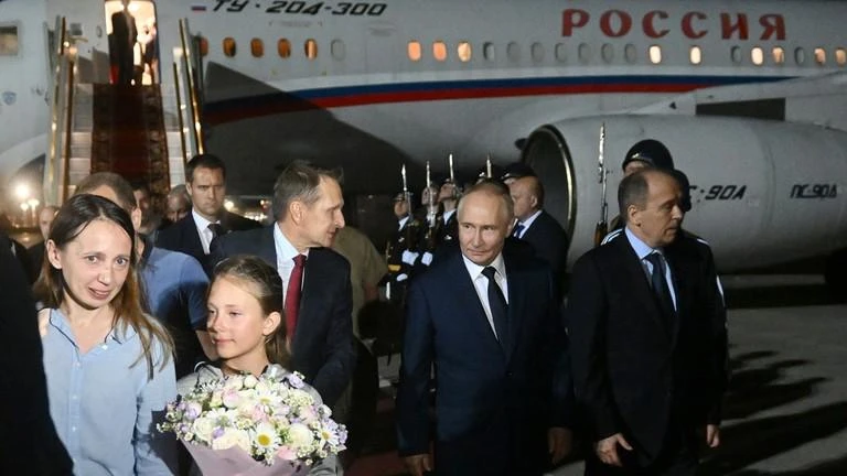 Đích thân Tổng thống Putin chào đón những người Nga trở về