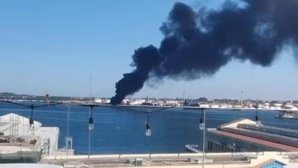 Hiện trường vụ cháy nhà máy lọc dầu Nico Lopez ở thủ đô Havana, Cuba.