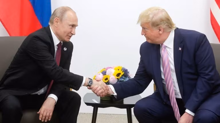 Tổng thống Mỹ Donald Trump (phải) gặp Tổng thống Nga Vladimir Putin tại Osaka, Nhật Bản, ngày 28/6/2019.