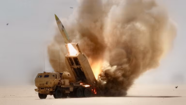 Hệ thống HIMARS của Mỹ phóng tên lửa hỗ trợ Chiến dịch Epic Fury chống lại Iran.