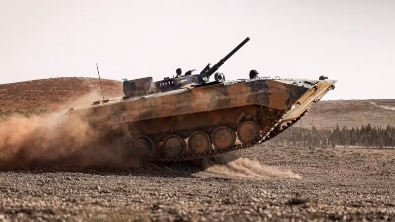 Xe tăng Syria tiến về biên giới Iraq.