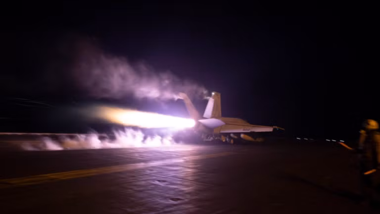 Mỹ tuyên bố không kích chính xác mục tiêu của Houthi ở thủ đô Yemen.