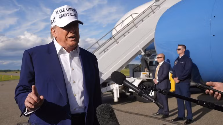 Tổng thống Mỹ Donald Trump trả lời các câu hỏi của phóng viên ở New Jersey trên đường trở về Washington, DC, ngày 25/5/2025.