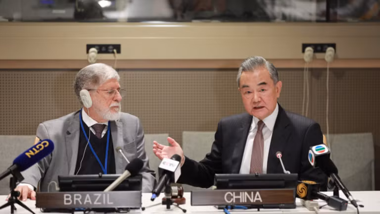 Cố vấn đặc biệt của tổng thống Brazil, Celso Amorim (trái), và Ngoại trưởng Trung Quốc Vương Nghị đồng chủ trì cuộc họp cấp bộ trưởng của nền tảng “Những người bạn của hòa bình” tại Đại hội đồng LHQ ở New York, ngày 27/9/2024.