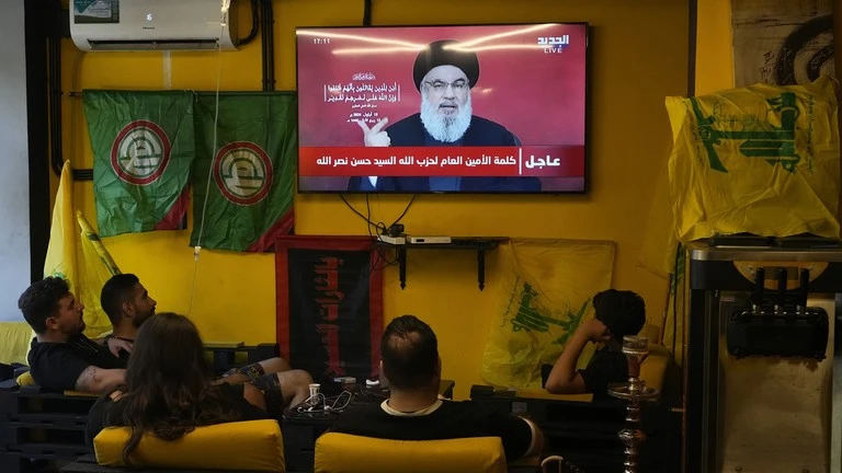 Mọi người chăm chú theo dõi bài phát biểu của thủ lĩnh Hezbollah, Hassan Nasrallah, ngày 19/9/2024.