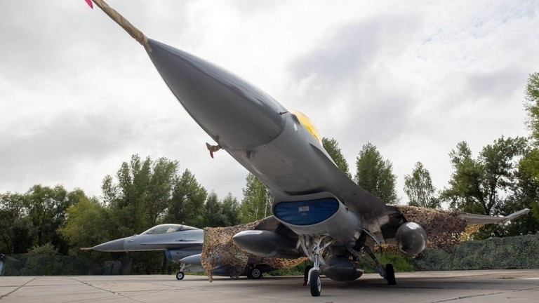 Chiến đấu cơ F-16 trên đất Ukraine.