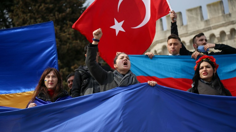 Người Ukraine ở Istanbul, Thổ Nhĩ Kỳ, giương cờ, phản đối hoạt động quân sự ở Ukraine.