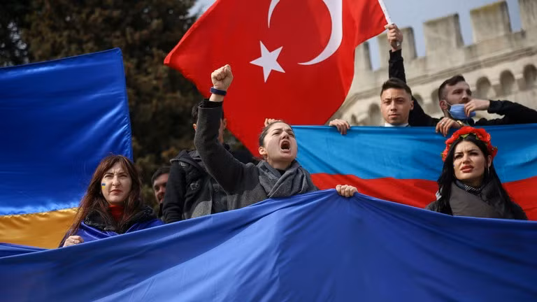 Người Ukraine ở Istanbul, Thổ Nhĩ Kỳ, giương cờ, phản đối hoạt động quân sự ở Ukraine.