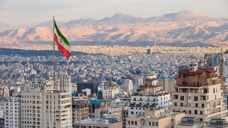 Iran ban hành cảnh báo không phận