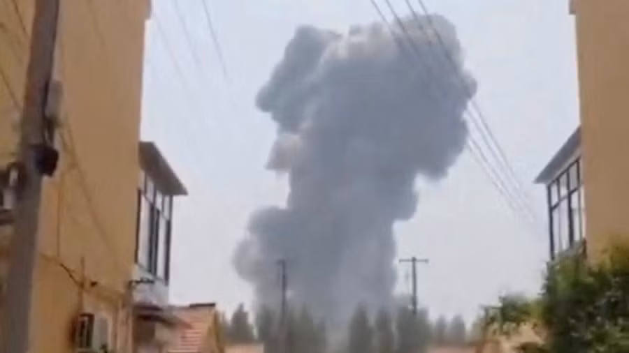 Vụ nổ tại một nhà máy hóa chất ở miền đông Trung Quốc đã phun ra một cột khói màu xám và cam khổng lồ lên trời, ngày 27/5/2025.