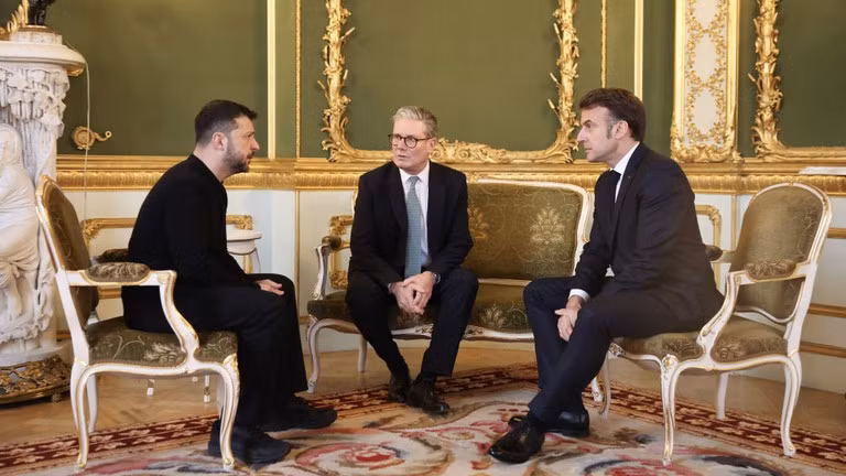 Tổng thống Pháp Emmanuel Macron, Thủ tướng Anh Keir Starmer, và Tổng thống Vladimir Zelensky (từ phải sang).