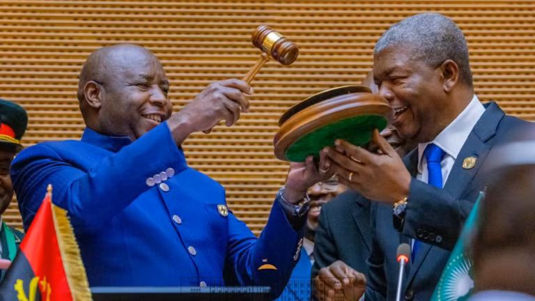 Tổng thống Cộng hòa Burundi, Evariste Ndayishimiye, (trái) được bầu làm chủ tịch AU, ngày 14/2/2026.