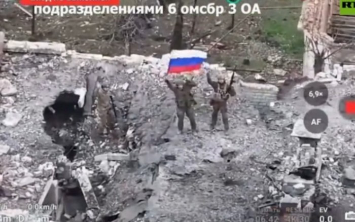 Binh sĩ Nga giương cờ ở Siversk - địa bàn quan trọng ở Donbass.