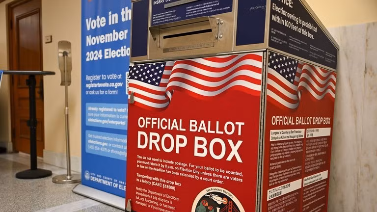 Thùng bỏ phiếu ở California, Mỹ.