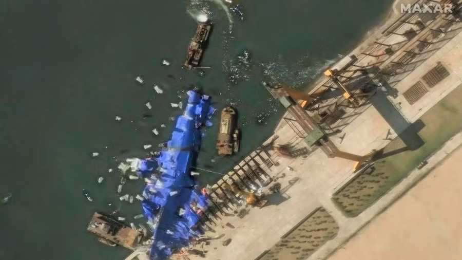 Ảnh vệ tinh tiết lộ Triều Tiên triển khai vật thể lạ tới tàu chiến gặp nạn.