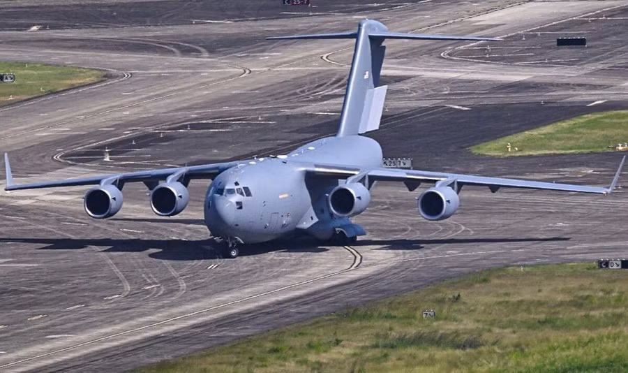 Máy bay C-17 Globemaster III của Mỹ vận chuyển quân đội và trang thiết bị quân sự đáp xuống căn cứ không quân RAF Fairford, ngày 4/1/2026. 