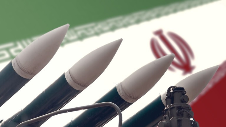 Tên lửa hành trình trên nền quốc kỳ Iran.