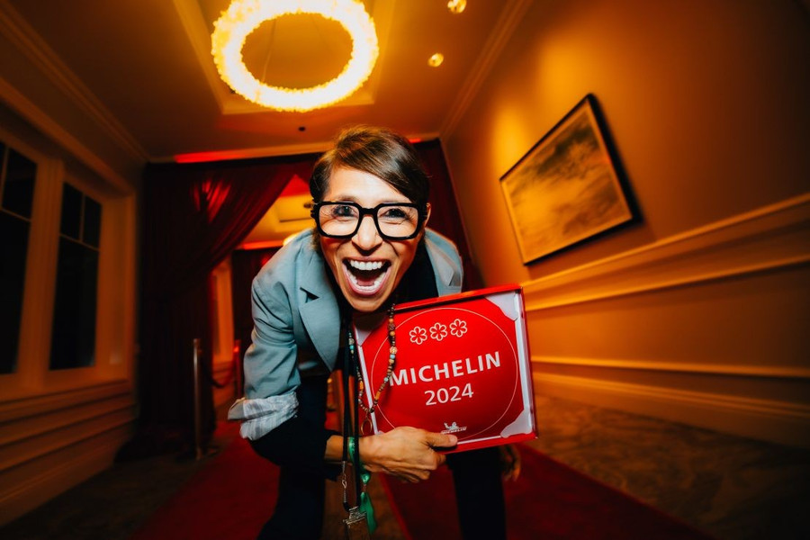 Bà Dominique Crenn ăn mừng khi đạt được 3 sao Michelin danh giá cho nhà hàng Atelier Crenn của mình vào năm 2024. dau-bep-3.jpg