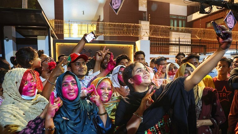 Những người ủng hộ BNP ăn mừng sau chiến thắng bầu cử tại Dhaka.